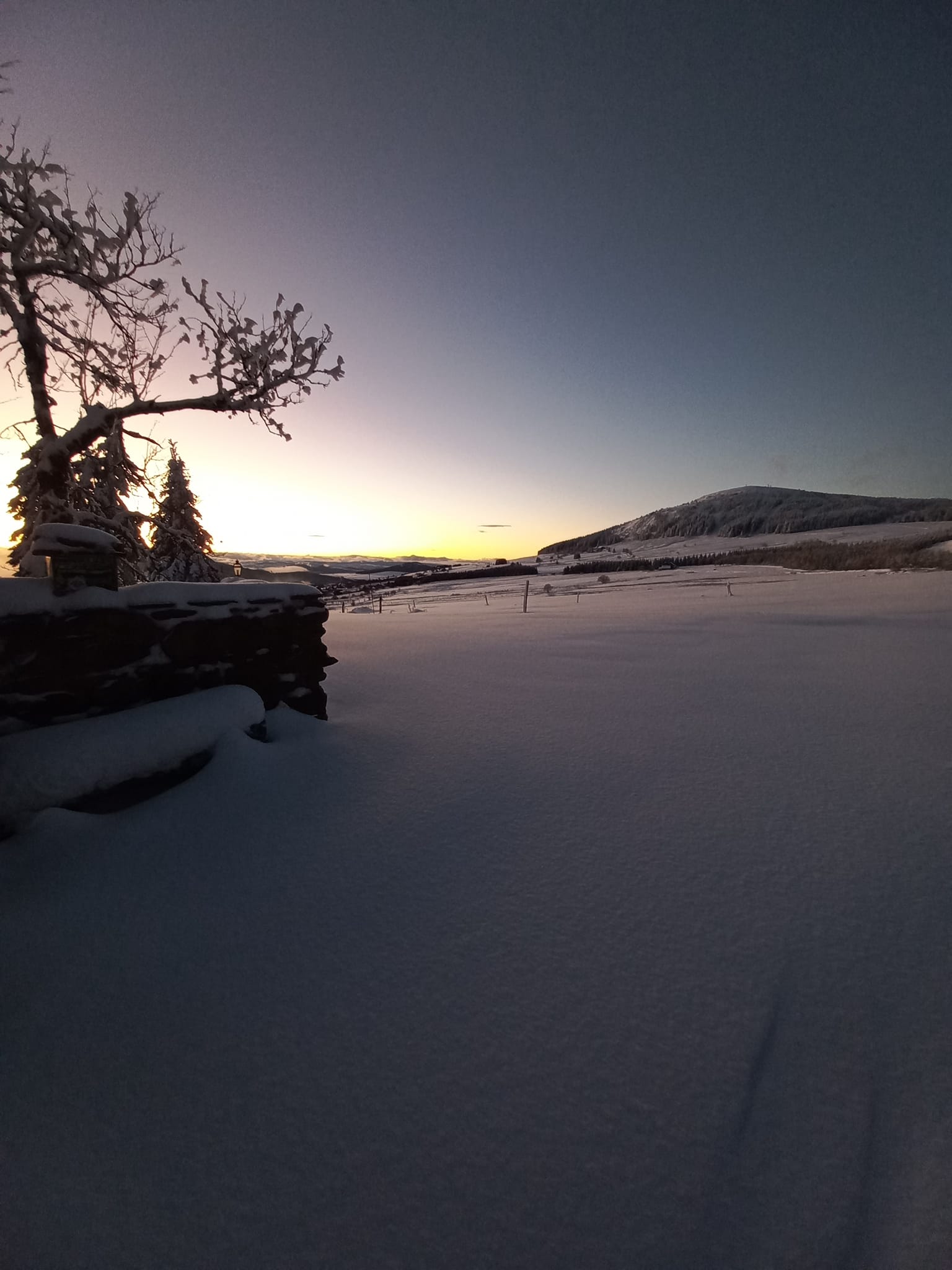 Vue sur le domaine de ski alpin aux Estables, le Mont Alambre